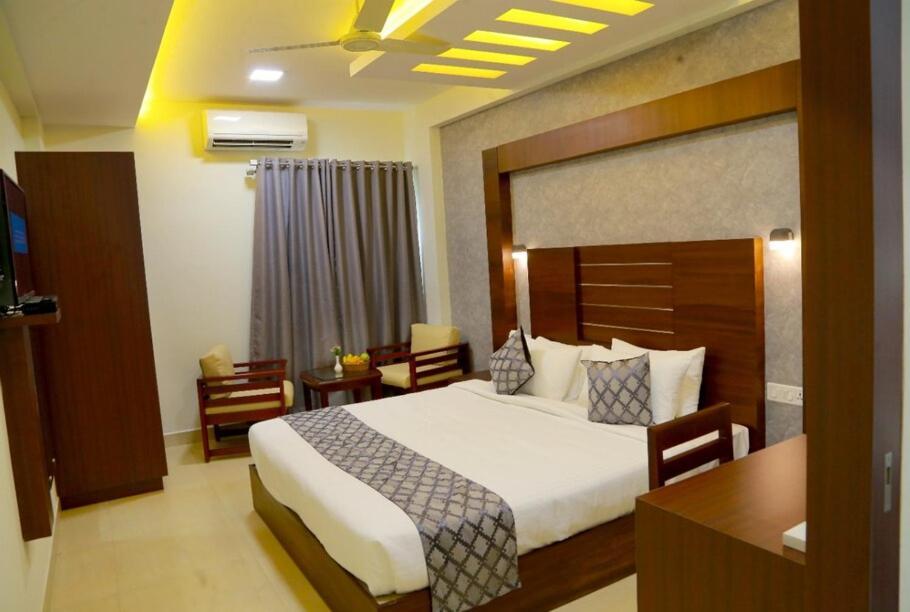Club 99 Suites Kochi Exterior foto