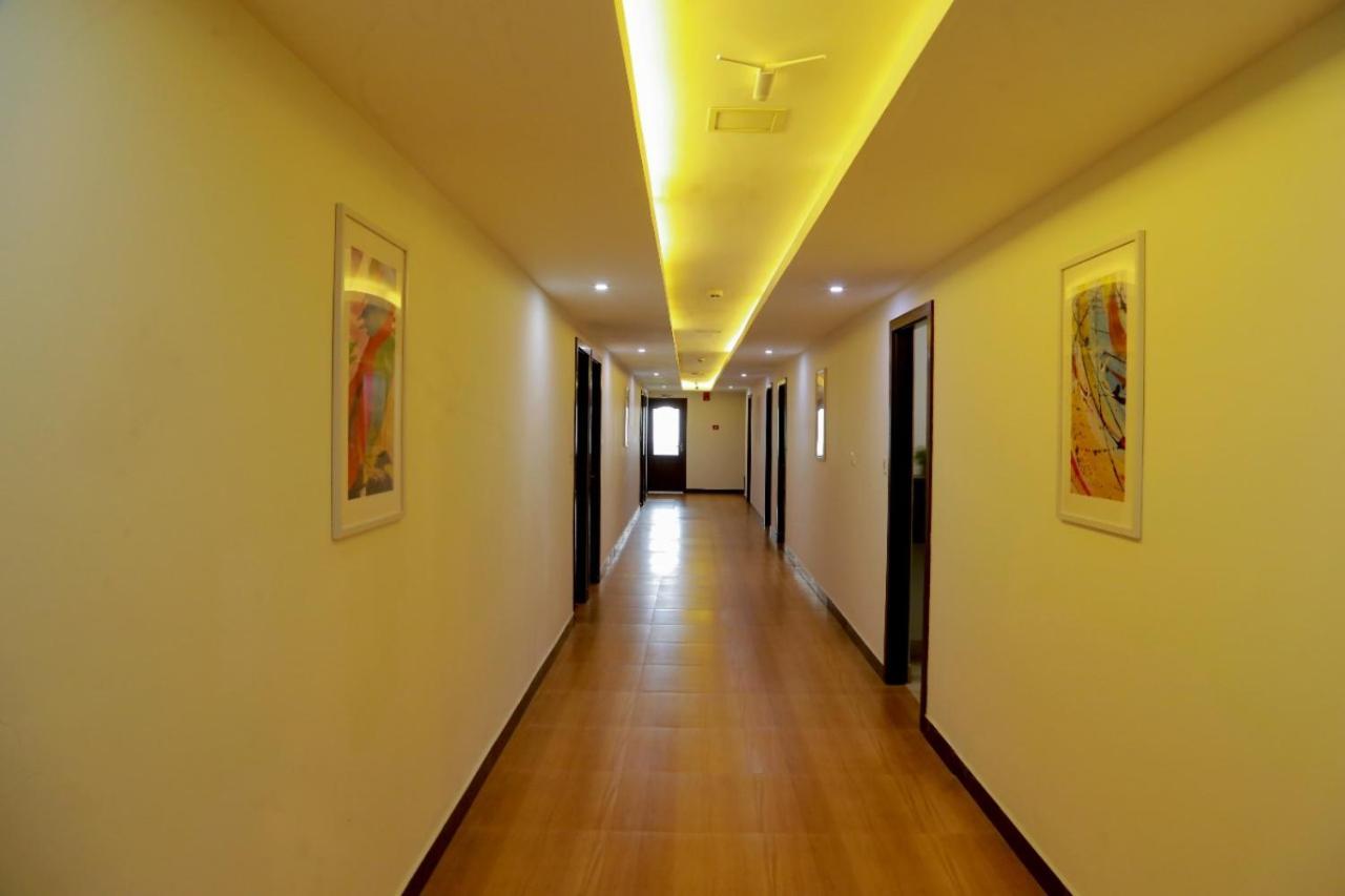 Club 99 Suites Kochi Exterior foto