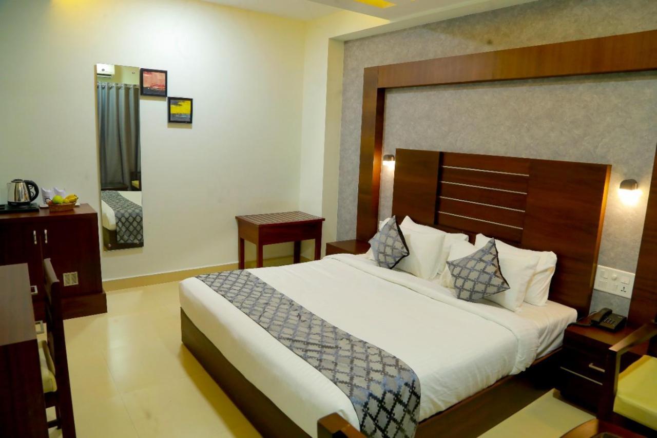 Club 99 Suites Kochi Exterior foto