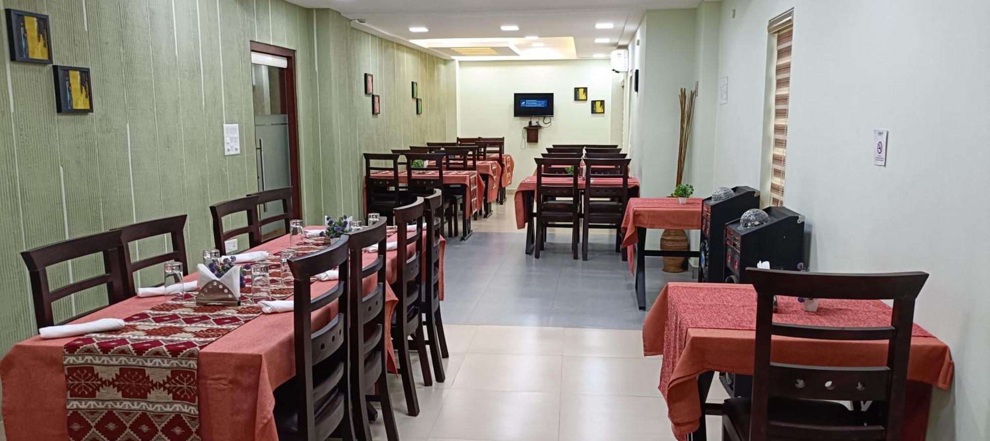 Club 99 Suites Kochi Exterior foto